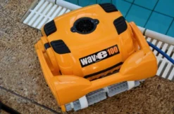 Dolphin Wave 100 Zwembadrobot 17 Dolphin Wave 100 Zwembadrobot -Professionele winkel voor zwembadartikelen dolphin wave 100 close up 1