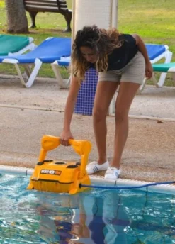 Dolphin Wave 100 Zwembadrobot 12 Dolphin Wave 100 Zwembadrobot -Professionele winkel voor zwembadartikelen dolphin wave 100 plaatsen in zwembad 1